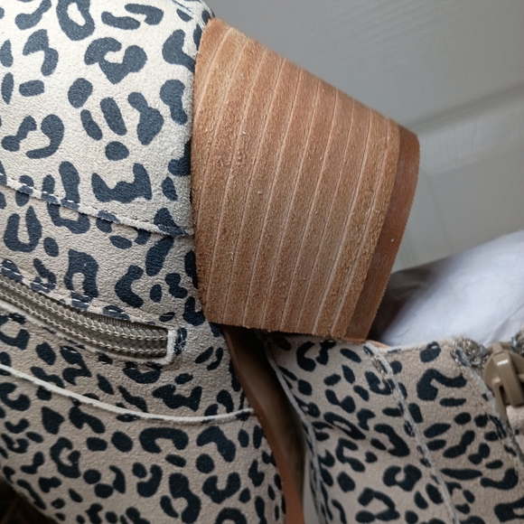 🩷 Violet & Red Animal Print Heeled Bootie Size 7M - Picture 3 of 10